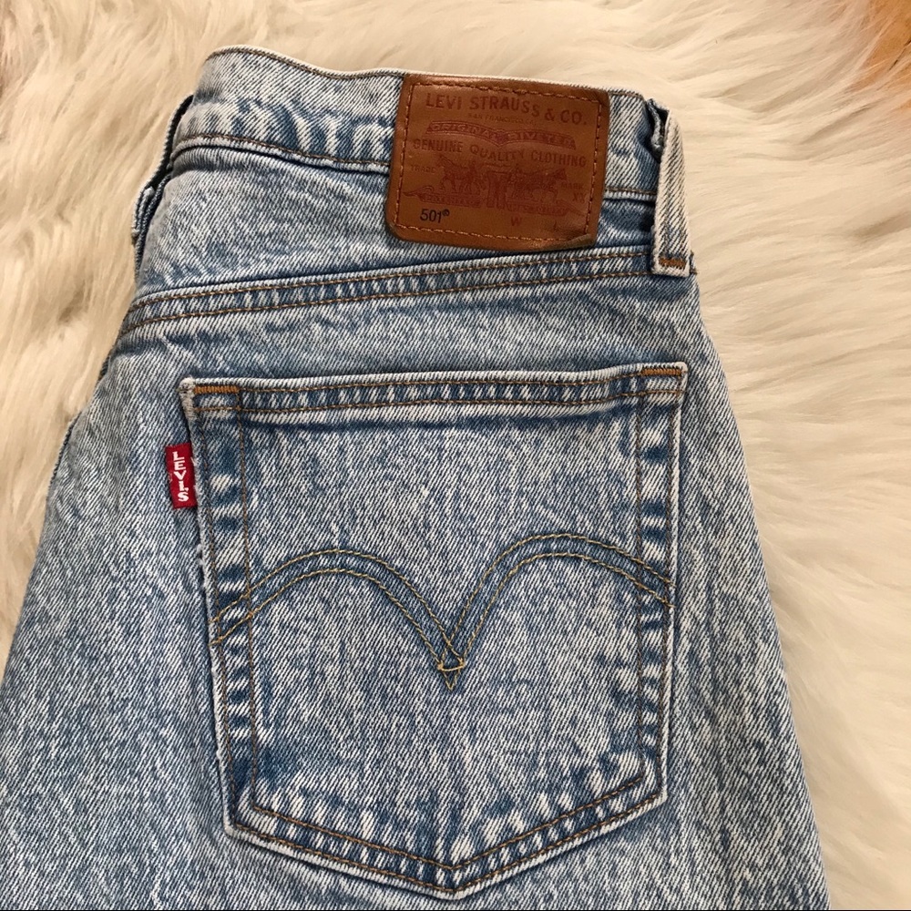 Levi’s big E light wash button fly jeans cropped length - Picture 3 of 8